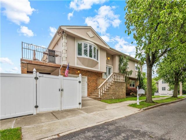  5 BR,  4.00 BTH &nbsp;Multi-family style home in Huguenot