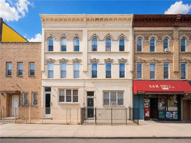  8 BR,  4.00 BTH &nbsp;Multi-family style home in Bensonhurst