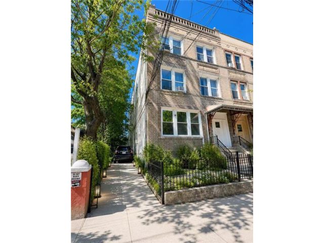 11 BR,  0.00 BTH &nbsp;Multi-family style home in Bensonhurst
