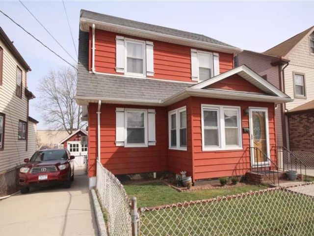  3 BR,  2.00 BTH &nbsp;Single family style home in Midland Beach