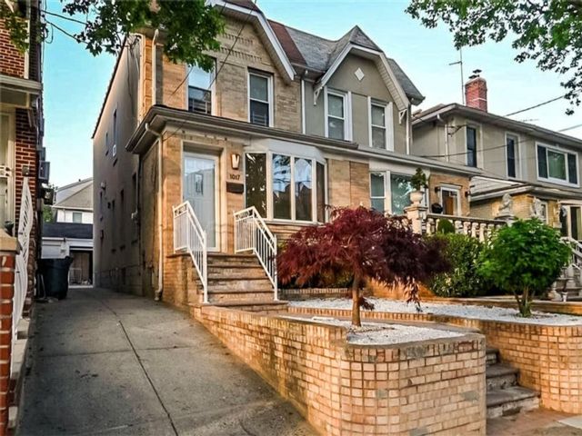 3 BR,  2.00 BTH &nbsp;Single family style home in Dyker Heights