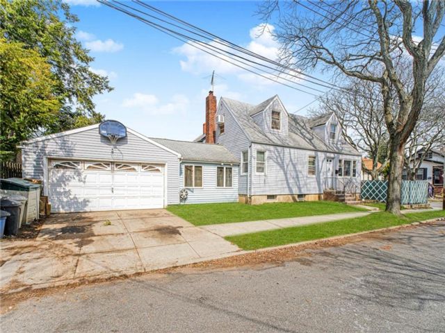 6 BR,  2.00 BTH &nbsp;Multi-family style home in Westerleigh
