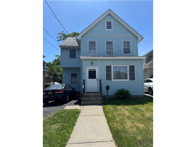  3 BR,  2.00 BTH &nbsp;Single family style home in Tottenville