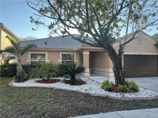  4 BR,  3.00 BTH &nbsp; style home in Davie
