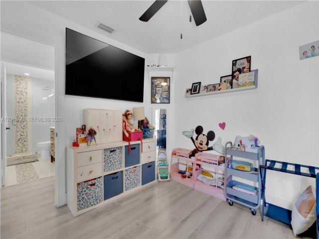 [PHOTO]