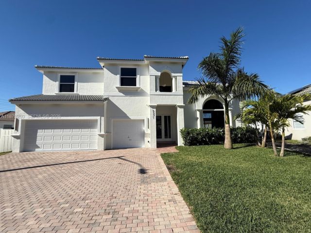  5 BR,  4.50 BTH &nbsp;European style home in Hollywood