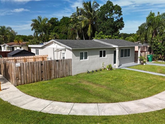  4 BR,  2.50 BTH &nbsp;European style home in Homestead