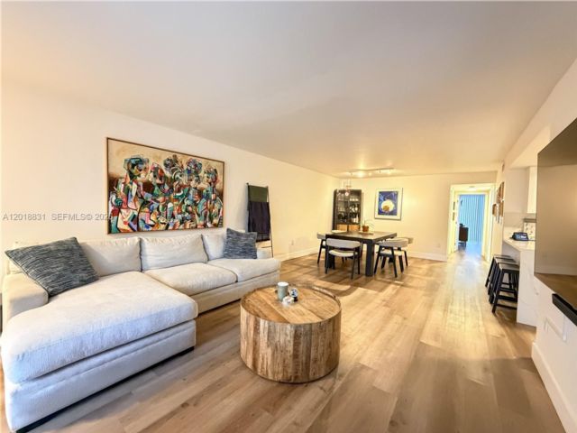  3 BR,  2.00 BTH &nbsp;Townhouse style home in Miami