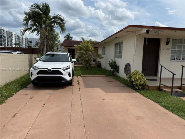  3 BR,  2.00 BTH &nbsp;Duplex style home in Miami