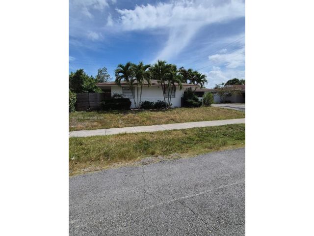  5 BR,  2.00 BTH &nbsp; style home in Miami