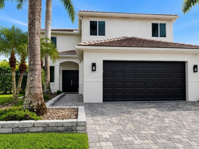  4 BR,  3.50 BTH &nbsp; style home in Weston