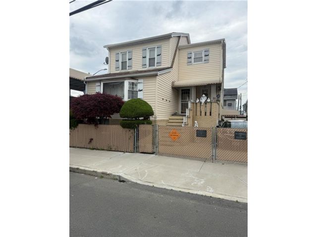  3 BR,  1.50 BTH &nbsp;Single family style home in Gerritsen Beach