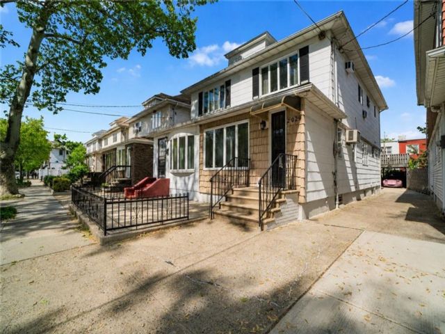  3 BR,  3.00 BTH &nbsp;Single family style home in Marine Park