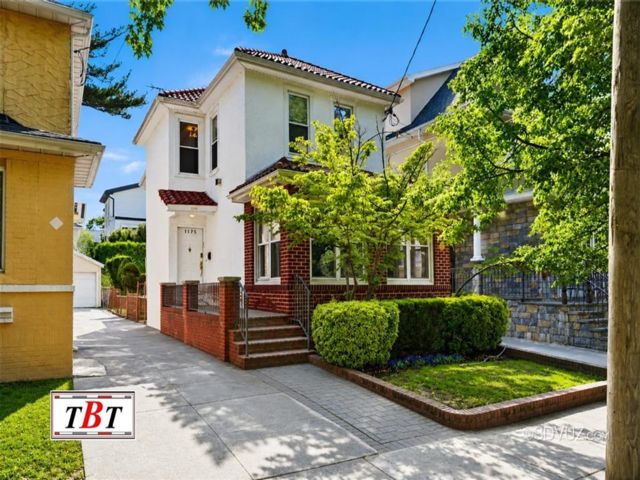  4 BR,  4.00 BTH &nbsp;Single family style home in Midwood