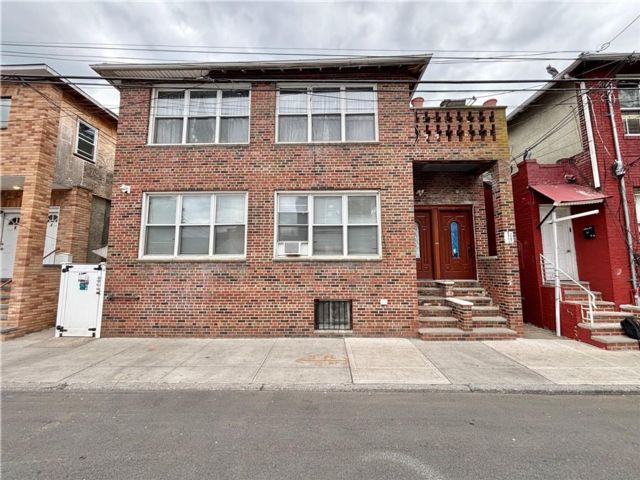  9 BR,  3.00 BTH &nbsp;Multi-family style home in Brighton Beach