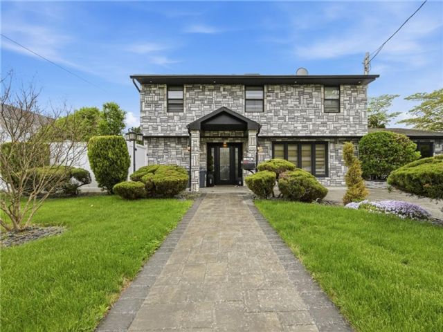  4 BR,  3.00 BTH &nbsp;Single family style home in North Massapequa