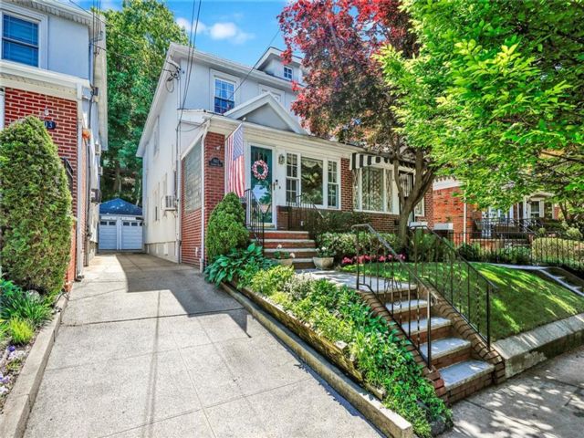  3 BR,  2.00 BTH &nbsp;Single family style home in Bay Ridge