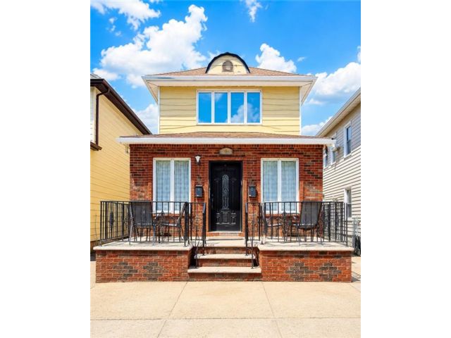  3 BR,  3.00 BTH &nbsp;Single family style home in Gravesend