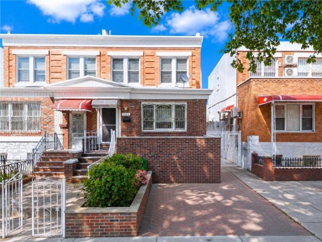  5 BR,  3.00 BTH &nbsp;Multi-family style home in Bensonhurst