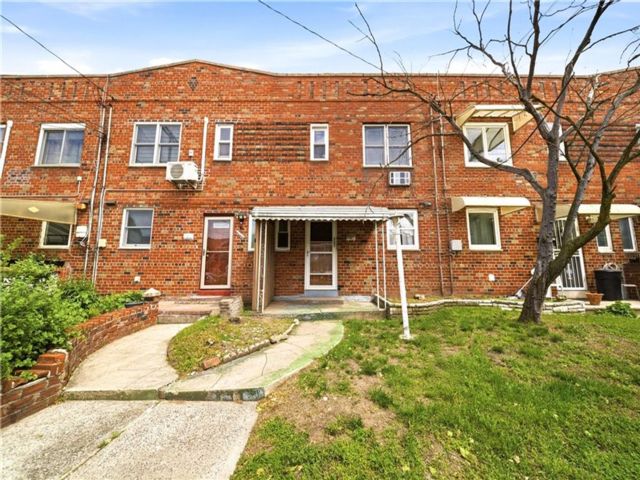  3 BR,  2.00 BTH &nbsp;Single family style home in Mill Basin