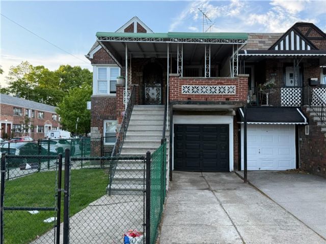  5 BR,  3.00 BTH &nbsp;Multi-family style home in Sheepshead Bay