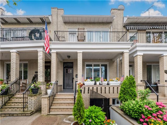  1 BR,  1.00 BTH &nbsp;Multi-family style home in Bay Ridge