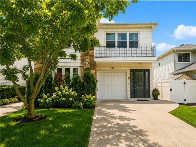  5 BR,  5.00 BTH &nbsp;Multi-family style home in Heartland Village