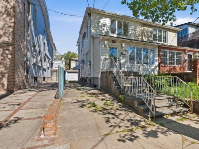  3 BR,  3.00 BTH &nbsp;Single family style home in Gravesend