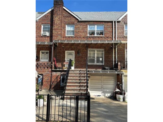  5 BR,  2.00 BTH &nbsp;Multi-family style home in Bath Beach