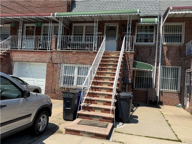 4 BR,  2.00 BTH &nbsp;Multi-family style home in Canarsie