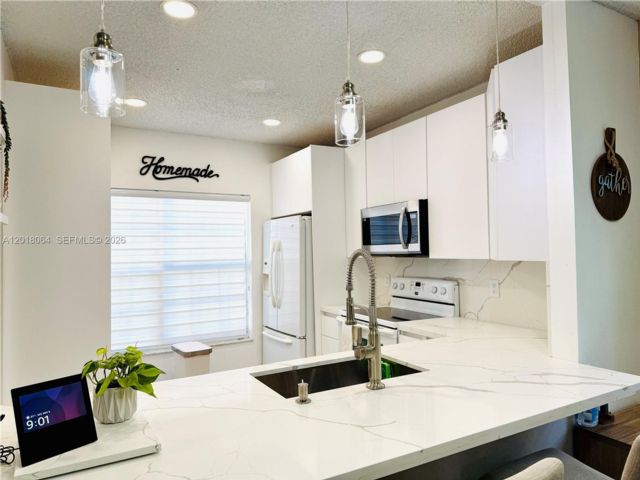  2 BR,  2.50 BTH &nbsp; style home in Weston