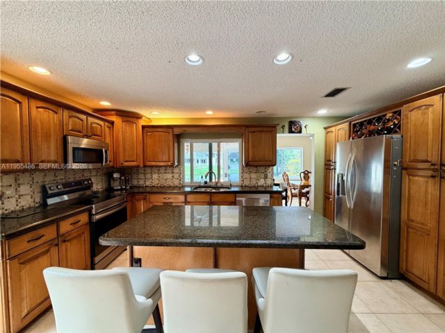  4 BR,  3.50 BTH &nbsp;European style home in Cooper City