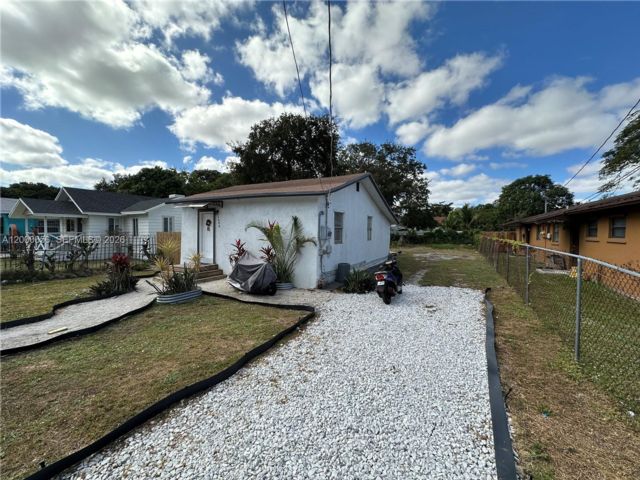  2 BR,  2.00 BTH &nbsp;Other style home in Miami