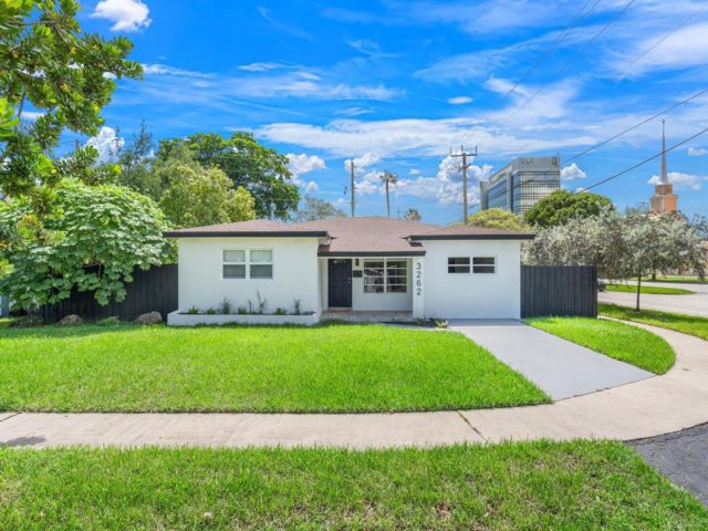  4 BR,  3.00 BTH &nbsp; style home in Hollywood