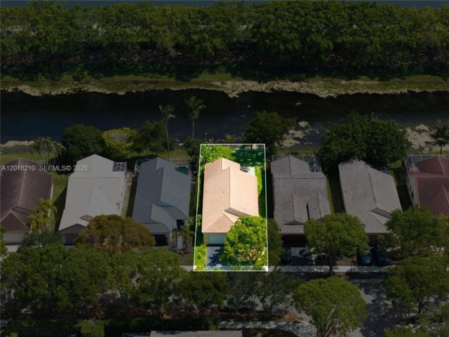  3 BR,  2.00 BTH &nbsp; style home in Weston