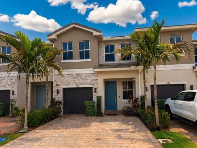  4 BR,  3.00 BTH &nbsp; style home in Pembroke Pines