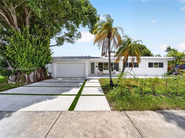  3 BR,  2.00 BTH &nbsp; style home in Hollywood