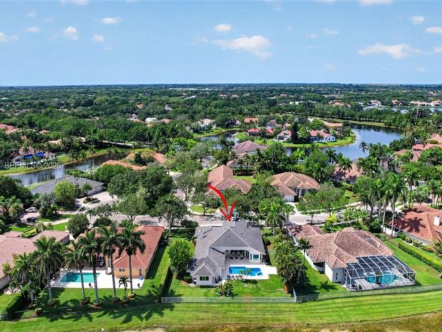  6 BR,  3.50 BTH &nbsp; style home in Weston