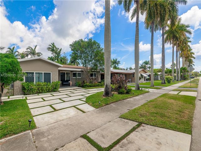 3 BR,  2.00 BTH &nbsp; style home in Hollywood