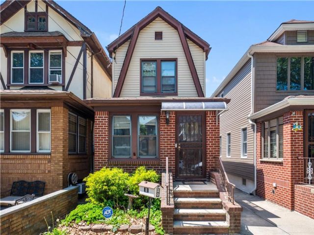  3 BR,  2.00 BTH &nbsp;Single family style home in Marine Park