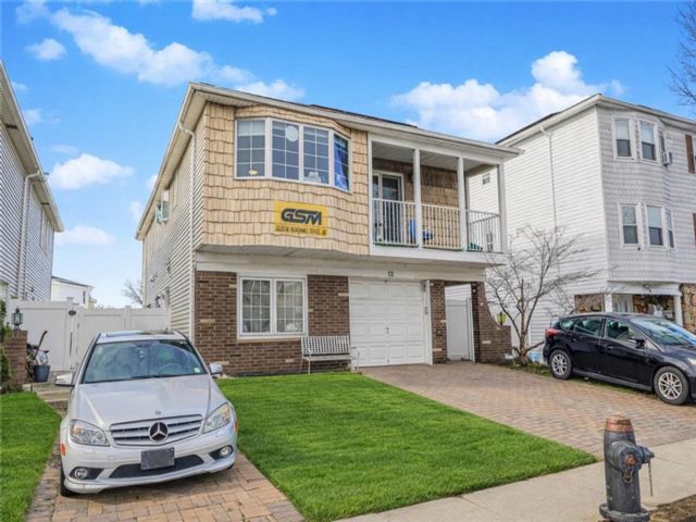  4 BR,  3.00 BTH &nbsp;Multi-family style home in New Springville