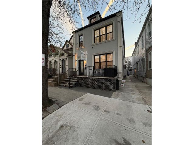 Studio,  0.00 BTH &nbsp;Multi-family style home in Midwood