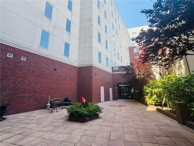  2 BR,  2.00 BTH &nbsp;Condominium style home in Gravesend
