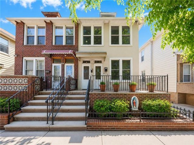  6 BR,  3.00 BTH &nbsp;Multi-family style home in Bensonhurst