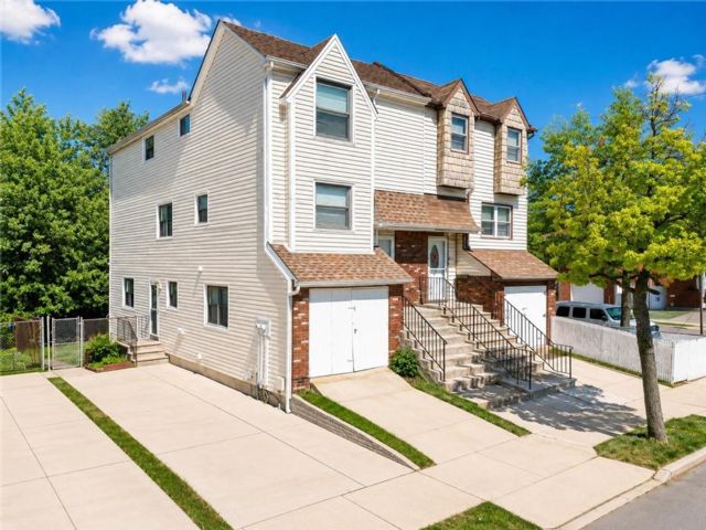  4 BR,  4.00 BTH &nbsp;Single family style home in Sunnyside