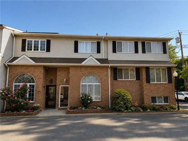  2 BR,  2.00 BTH &nbsp;Single family style home in Willowbrook