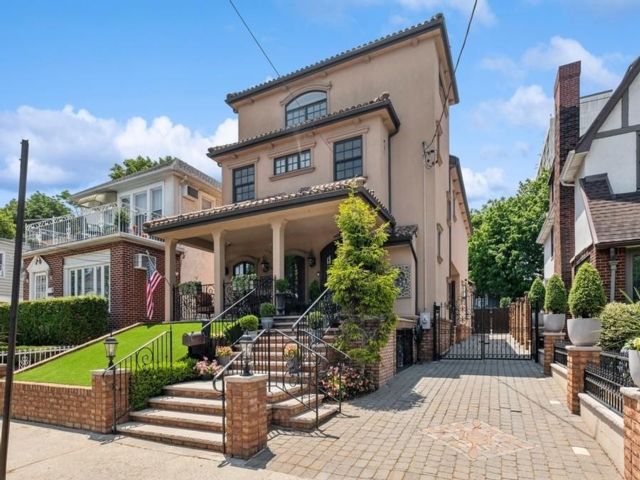  6 BR,  5.00 BTH &nbsp;Single family style home in Bay Ridge