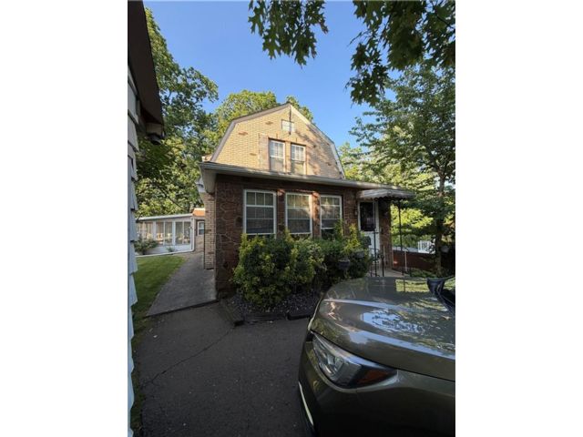  3 BR,  1.50 BTH &nbsp;Single family style home in Great Kill