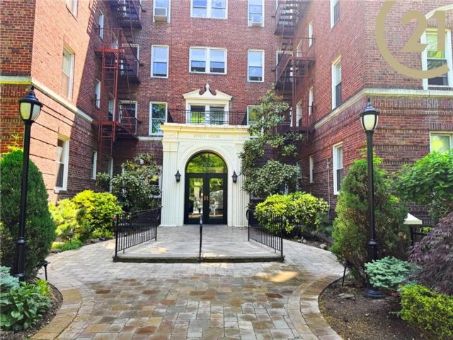  1 BR,  1.00 BTH &nbsp;Co-op style home in Midwood
