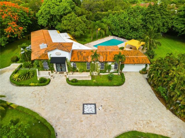  4 BR,  2.00 BTH &nbsp; style home in Pinecrest
